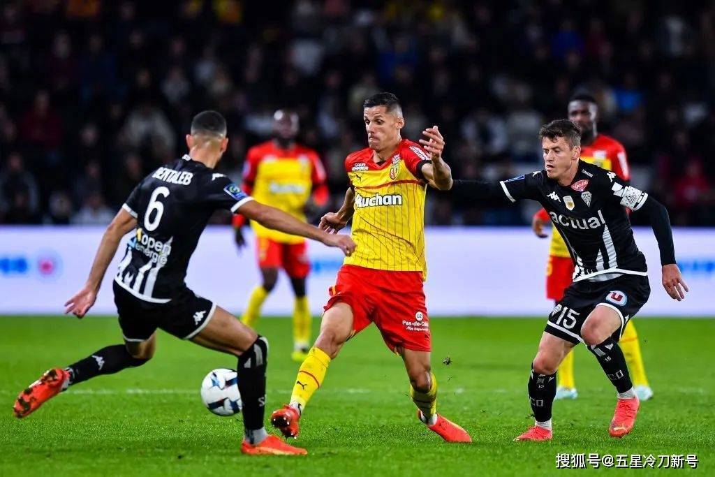 包含里昂客场大捷，击败对手继续领跑积分榜的词条