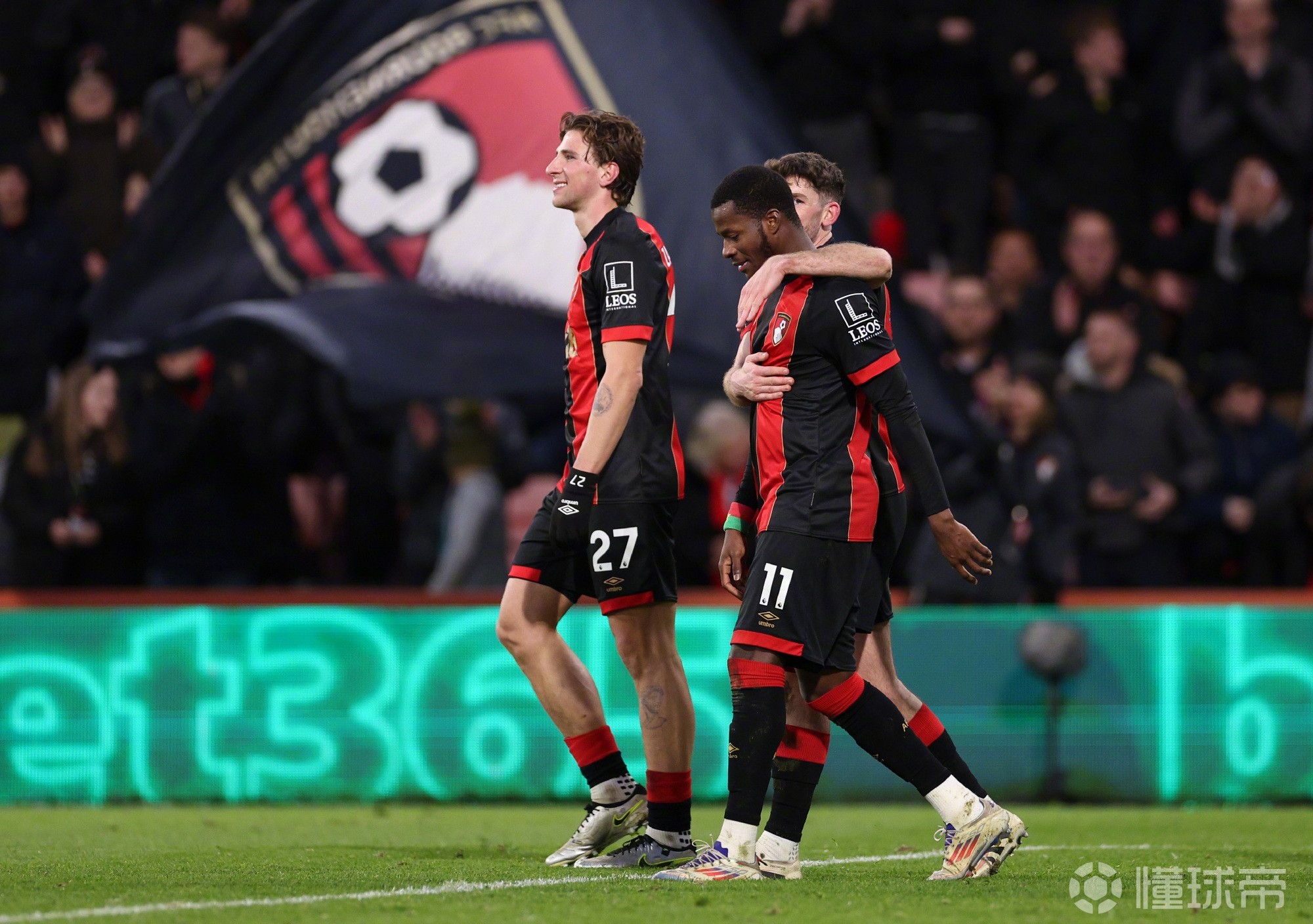 关于伯恩茅斯客场大胜，意外登顶积分榜的信息