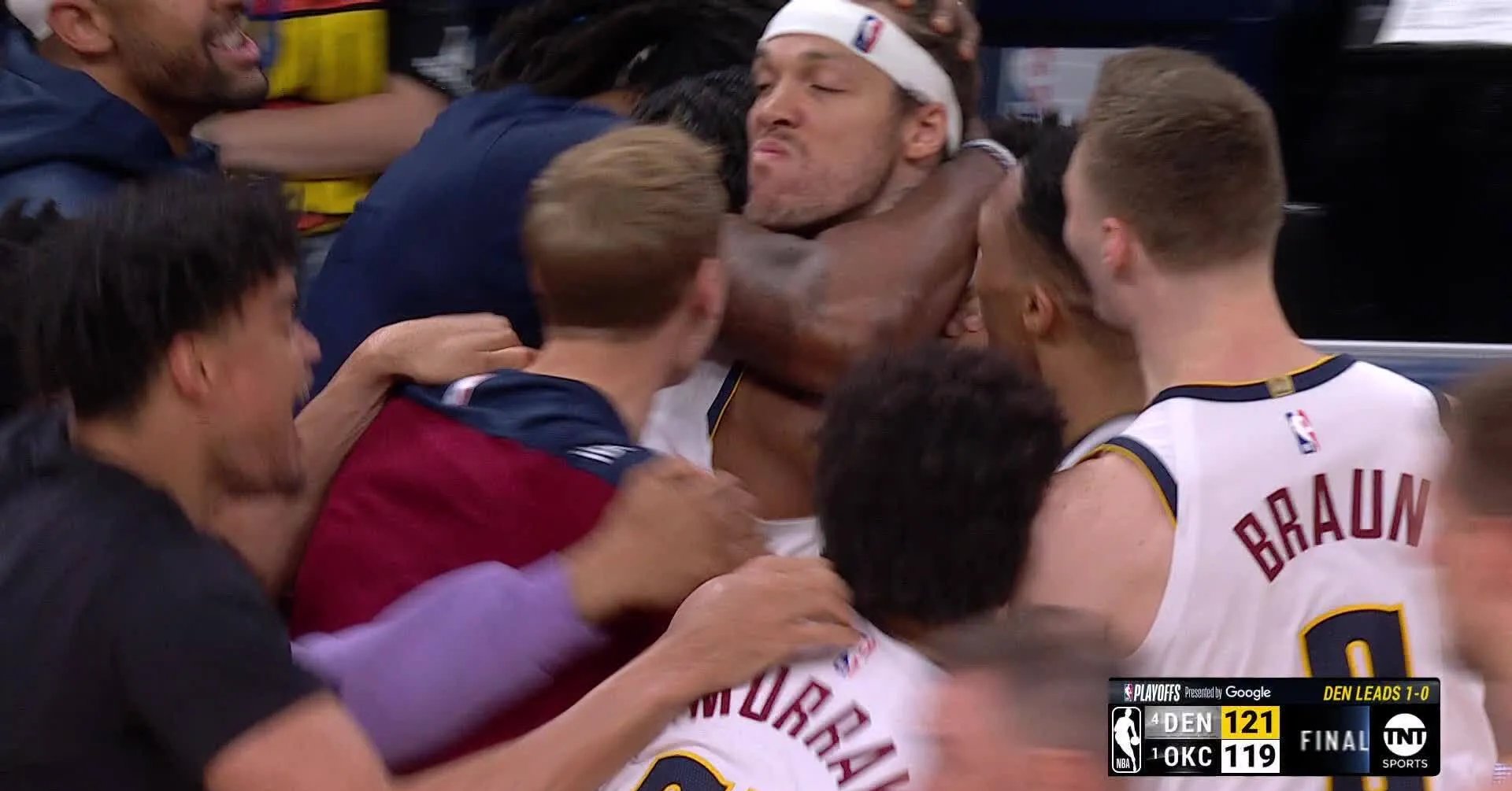 1xBit体育链接-星球巨星在现场NBA比赛中的尴尬瞬间