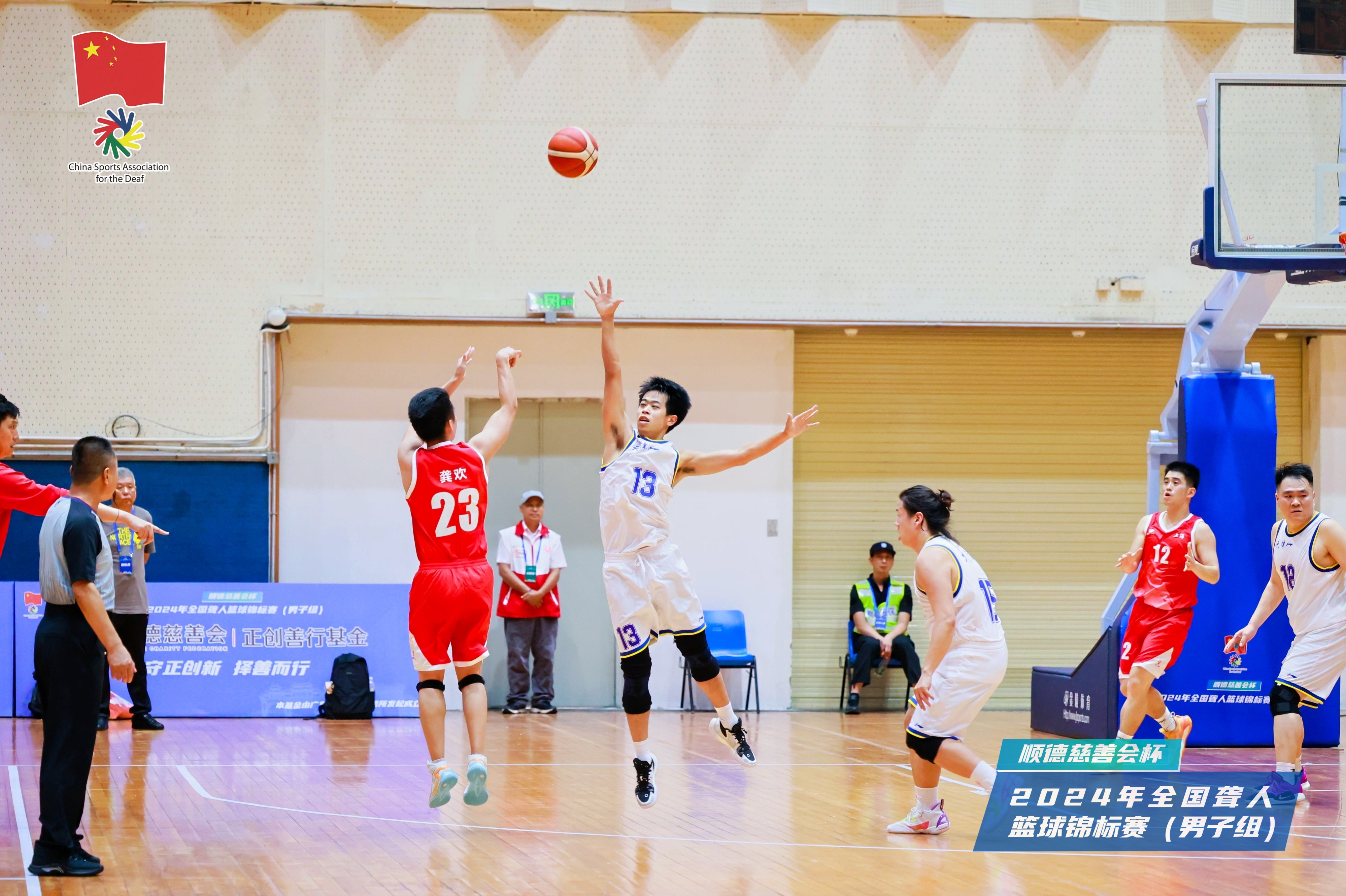 包含篮球赛场的精彩瞬间引发球迷狂热支持！的词条